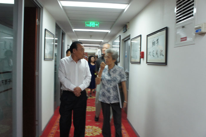中國法學(xué)會(huì)黨組副書記、常務(wù)副會(huì)長劉飏來我所參觀交流