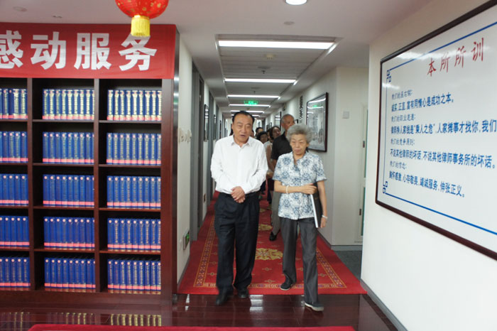 中國法學(xué)會(huì)黨組副書記、常務(wù)副會(huì)長劉飏來我所參觀交流