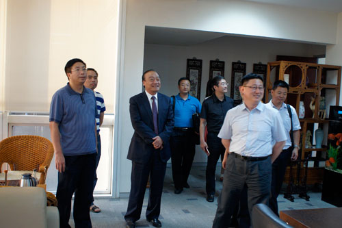 徐州高新技術(shù)開(kāi)發(fā)區(qū)招商局局長(zhǎng)齊兵等人來(lái)我所參觀