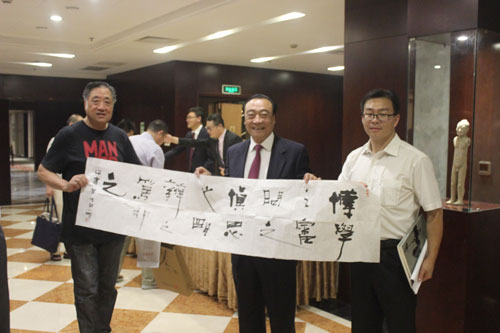 著名書畫家，徐州圣旨博物館周慶明先生向岳成律師贈送書法作品