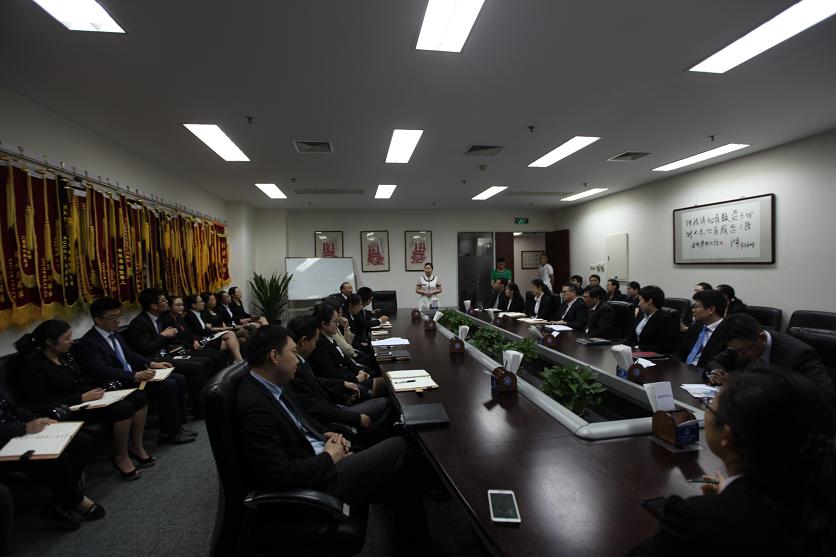 我所聘請專業(yè)形象設(shè)計(jì)團(tuán)隊(duì)改進(jìn)律師儀容儀表