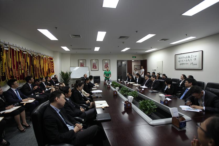 我所聘請專業(yè)形象設(shè)計(jì)團(tuán)隊(duì)改進(jìn)律師儀容儀表