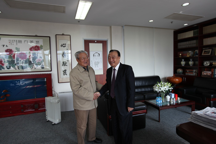 2015年10月23日，中央警衛(wèi)局原副局長、鄧小平同志警衛(wèi)秘書張寶忠中將來我所參觀訪問。