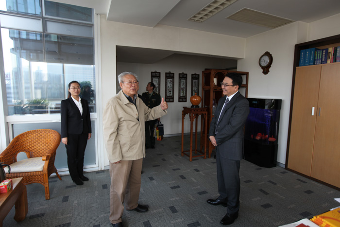 　　2015年10月23日，中央警衛(wèi)局原副局長、鄧小平同志警衛(wèi)秘書張寶忠中將來我所參觀訪問。