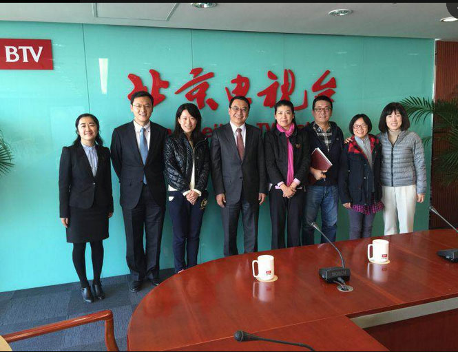 　　2015年10月30日，我所岳運(yùn)生主任、高級(jí)合伙人岳屾山律師、人力資源總監(jiān)肖蕊走訪我所顧問(wèn)單位北京電視臺(tái)《特別關(guān)注》欄目。 　　圖為北京電視臺(tái)副總編輯艾冬云（右四）、岳運(yùn)生主任（左四）、新聞中心編輯部主任周舟（右一）、岳屾山律師（左二）、社會(huì)采訪部科長(zhǎng)代曉（右二）、《北京您早》主編黃廣（右三）、《特別關(guān)注》主編趙欣（左三）、肖蕊（左一）。