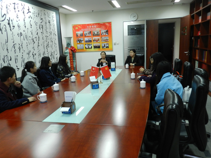 　　2015年11月5日，對外經(jīng)濟(jì)與貿(mào)易大學(xué)法學(xué)院10余位同學(xué)來我所參觀交流，學(xué)生與我所律師展開了熱烈交談。
