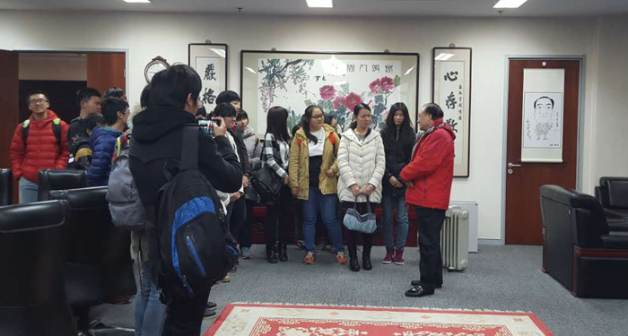 2015年11月5日，對(duì)外經(jīng)濟(jì)與貿(mào)易大學(xué)法學(xué)院10余位同學(xué)來(lái)我所參觀交流，學(xué)生與我所律師展開(kāi)了熱烈交談。