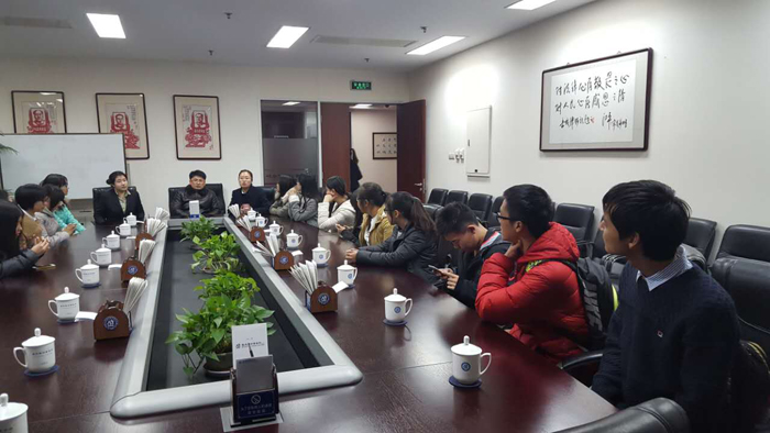 　　2015年11月5日，對(duì)外經(jīng)濟(jì)與貿(mào)易大學(xué)法學(xué)院10余位同學(xué)來(lái)我所參觀交流，學(xué)生與我所律師展開(kāi)了熱烈交談。